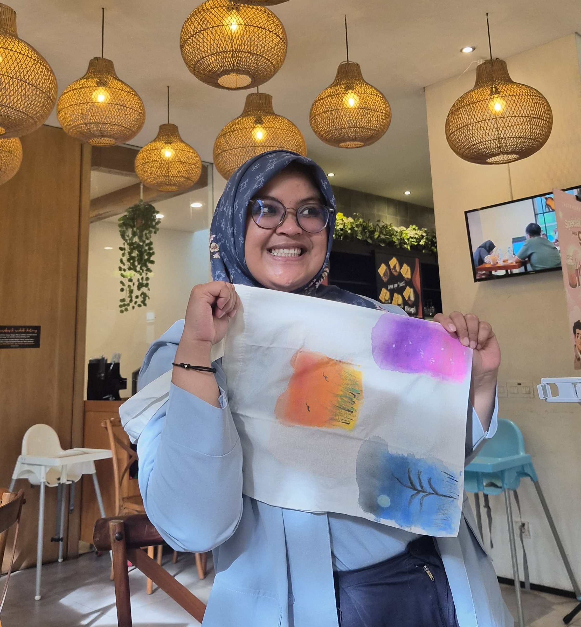 Foto peserta wanita mengikuti kelas psikologi Lukis Jiwa