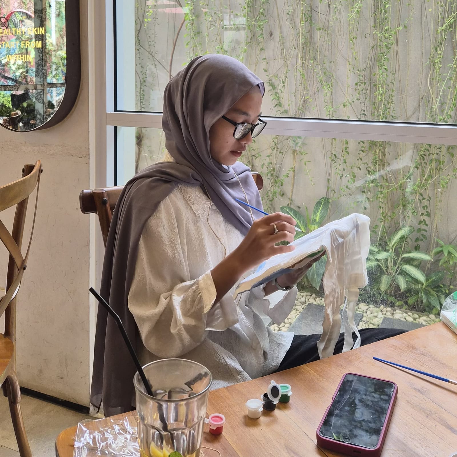 Melukis menggunakan Therapy Kit dari Lukis Jiwa